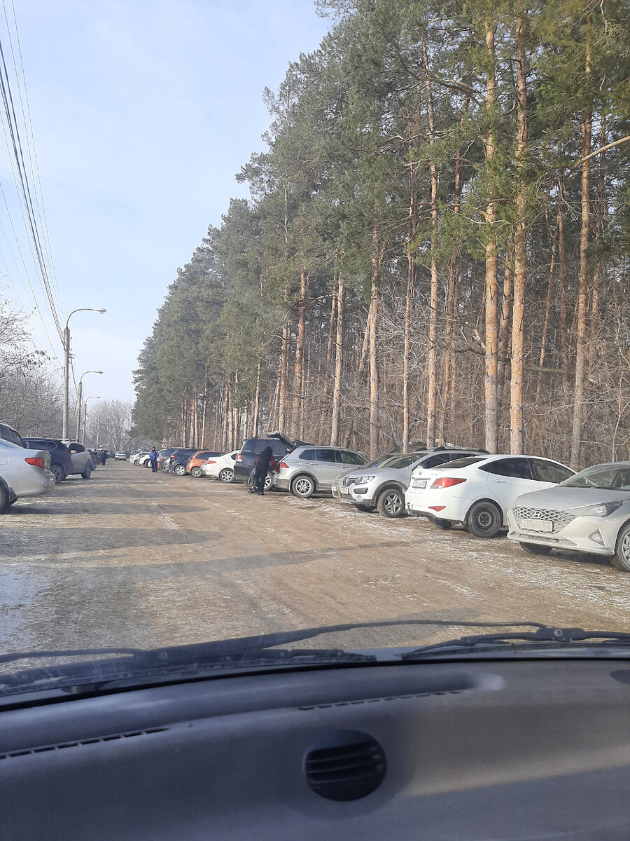 На выходных много машин: люди приезжают кататься на лыжах 