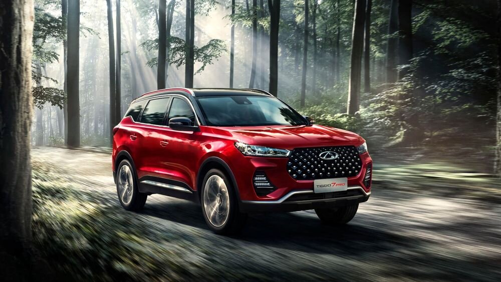 Chery Tiggo 7 Pro — компактный кроссовер, представленный на рынке с 2016 года. Это новейшая модель в линейке продуктов Tiggo от Chery, предлагающая ряд функций, которые делают его идеальным выбором для водителей, которым нужен мощный и практичный внедорожник. 
Tiggo 7 Pro отличается смелым и современным дизайном, а большая решетка придает ему характерный вид. Он имеет ряд доступных вариантов отделки, чтобы он выделялся даже вблизи. Внешний дизайн дополняется рядом функций, таких как вход без ключа с функцией старт/стоп, автоматические фары, дворники с датчиками дождя и панорамный люк на крыше.

Под капотом Tiggo 7 Pro находится 2,0-литровый турбированный двигатель мощностью 143 л.с. и 205 Нм крутящего момента. Этой мощности и крутящего момента достаточно, чтобы поторопиться, не чувствуя себя перегруженным шасси, что делает его отличным выбором для водителей, которым нужна мощная, но надежная езда.