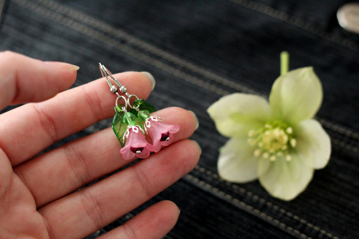 Серьги с розовыми колокольчиками и  зелеными акриловыми листочками, ручная работа