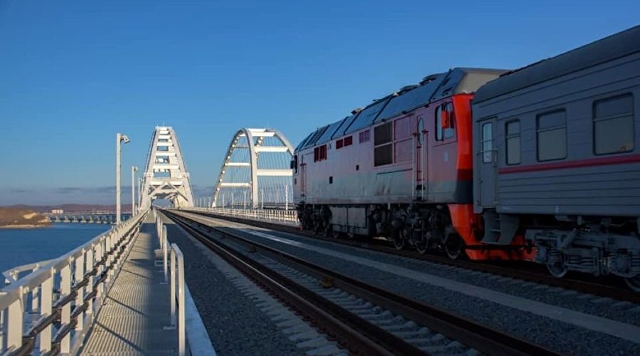 Поезд на Крымском мосту // Фото: @tavria.train