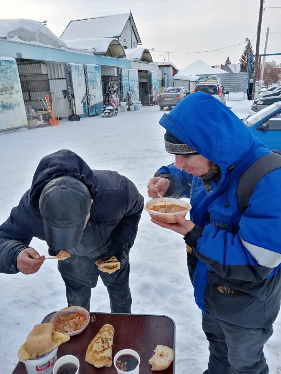 Гуманитарный автобус: бездомных в Новосибирске кормят пять дней в неделю |  ЧС ИНФО | Дзен