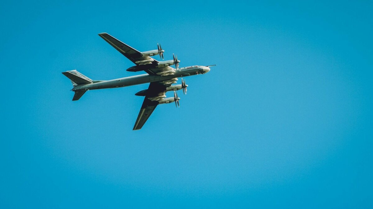     Американский военный самолет E-6B Mercury, предназначенный для связи со стратегическими атомными подводными лодками с межконтинентальными баллистическими ракетами, прибыл в Исландию.