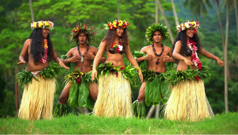 Подруги невесты танцуют и подбадривают ее