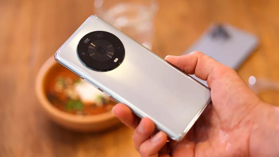 Honor выпустила Honor Magic 4 Pro в апреле 2022 года.(Изображение предоставлено Бэзилом Кронфли) 
