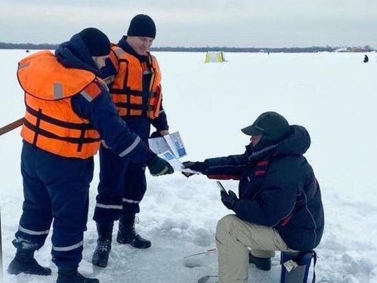 Сотрудники Мособлпожспаса проверили толщину льда в водоемах Московской области. В результате проверки они обозначили 14 рек и водоемов с ненадежной толщиной льда, выход на который может быть опасным. Об этом сообщили в телеграм-канале организации. 
Недостаточная толщина льда обнаружена на реке Клязьма в Богородском и Орехово-Зуевском округах, Москве-реке в Коломенском, Бронницком и Можайском округах, Волге в Дубне, Пехорке в Балашихе, Нахабинке в Красногорске, Лопасне в Чехове, Гнилуше в Домодедово, Пахре в Подольске, Ольховке в Раменском, Яузе в Мытищах и Вохонке в Павловском Посаде.
Кроме этого, любителям зимней рыбалки напомнили о безопасности, раздали памятку с правилами поведения в экстренной ситуации. Рыбакам при ловле рыбы советуют не приходить в одиночку, но рыбачить на расстоянии не менее 6 метров друг от друга.