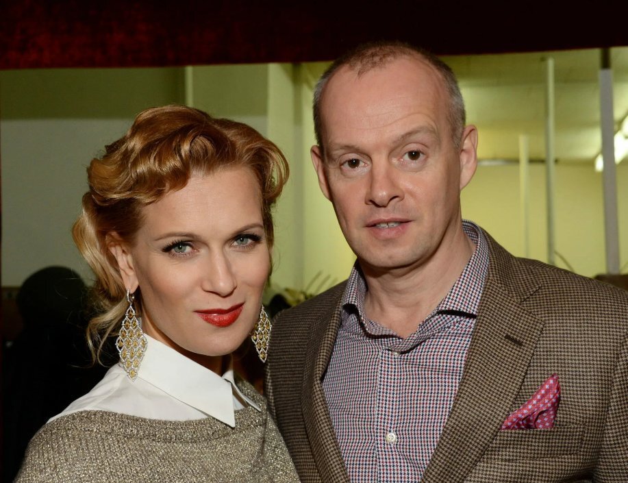 При первом знакомстве мужчина прикинулся водителем такси, таким образ, он хотел проверит6 актрису на меркантил6ност6. Олеся проверку прошла, и сейчас пара в браке бол6ше 13 лет и воспитывают 2 детей.