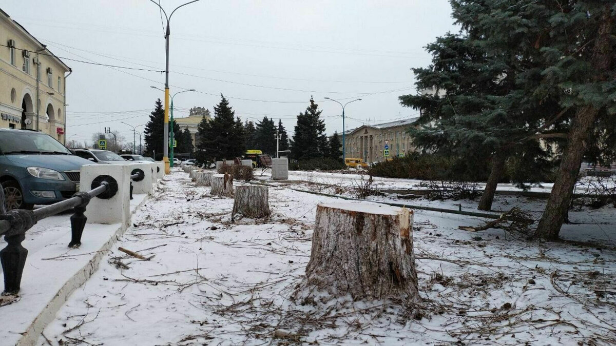     На следующей неделе в городе Волжском Волгоградской области начнутся работы по благоустройству сквера на улице Фонтанной. В связи с этим по всему периметру объекта установят ограждение, в том числе на площади Комсомольской, сообщили в мэрии.
