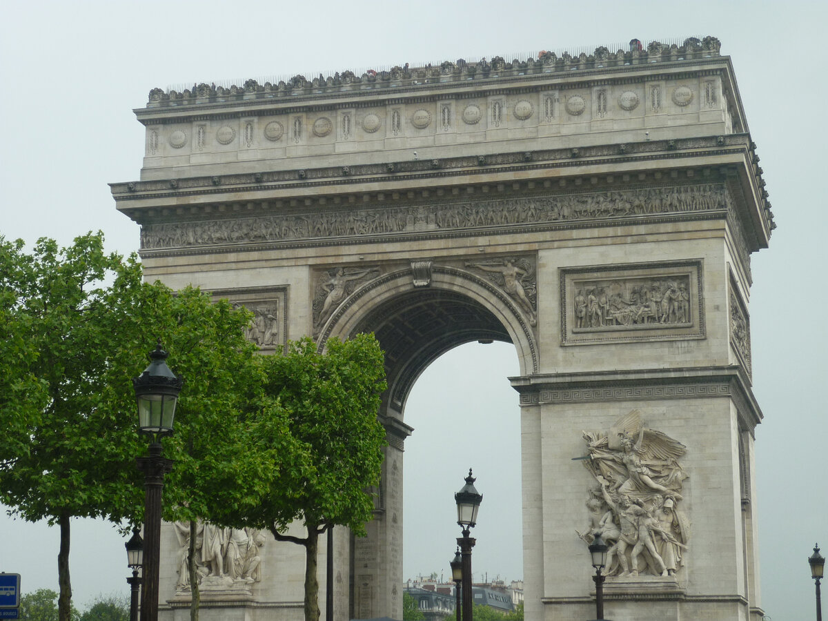 Та самая триумфальная арка Парижа на площади Шарля де Голля, в которую упирается центральная улица города - Елисейские поля.