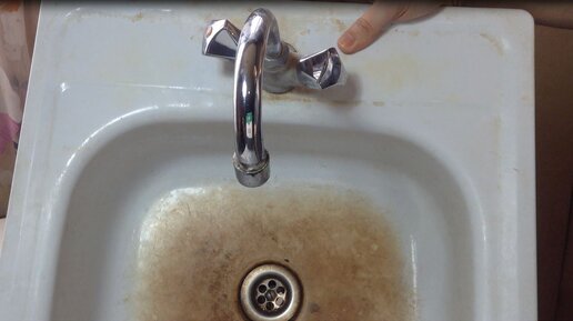 Сантехник показал, как выкрутить прикипевший кухонный смеситель ...