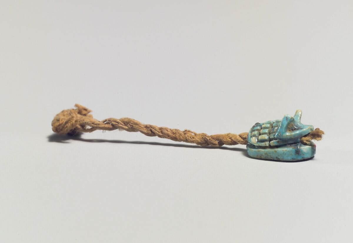 Амулет ёжик на ниточке. ок. 1750–1700 гг. до н.э. глазурованный стеатит, льняная нить. MM.