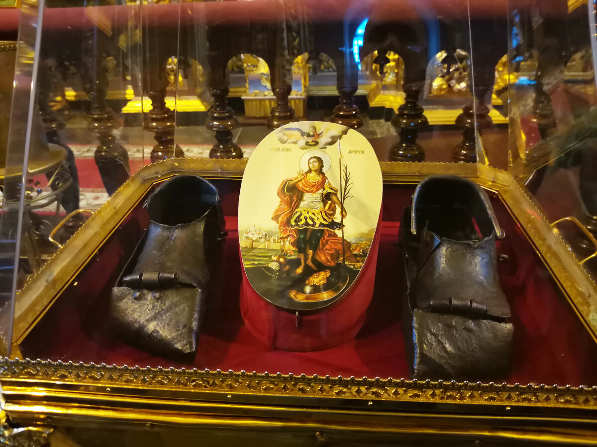 одна из известных православных святынь, хранящаяся в Успенском соборе - сандалии Святого воина Меркурия Смоленского.
