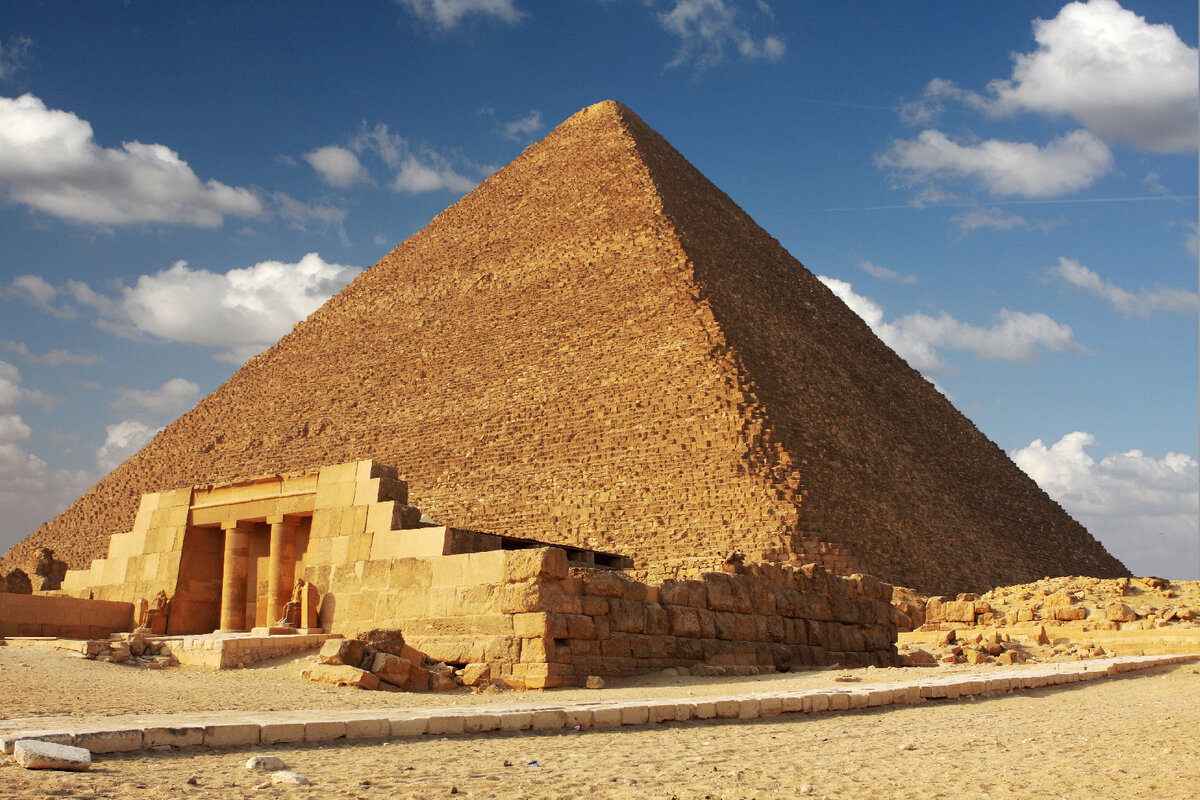 Пирамида хеопса расположена. Пирамида Хуфу Египет. Пирамида Хеопса семь чудес света. Пирамида Хуфу (Хеопса) в Египте. Пирамида Хеопса 7 чудес.