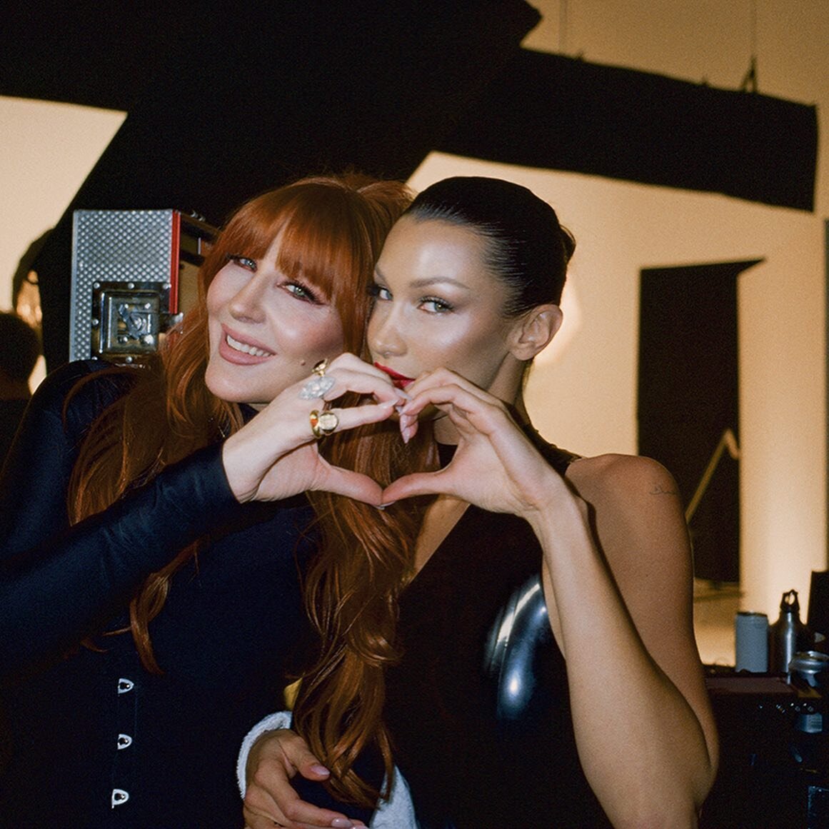    Белла Хадид стала музой Шарлотты Тилбери (слева)Соцсети Беллы Хадид