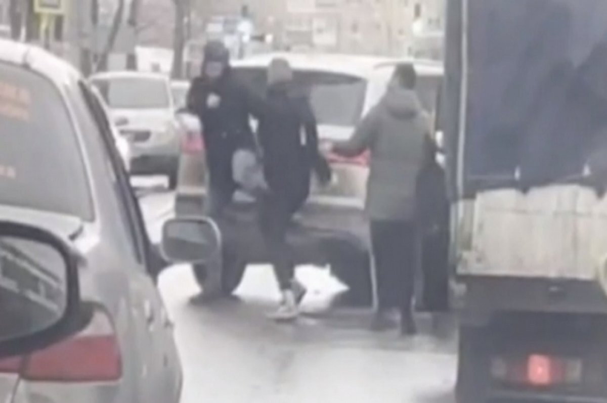    В Самаре водители подрались посреди Московского шоссе и устроили пробку