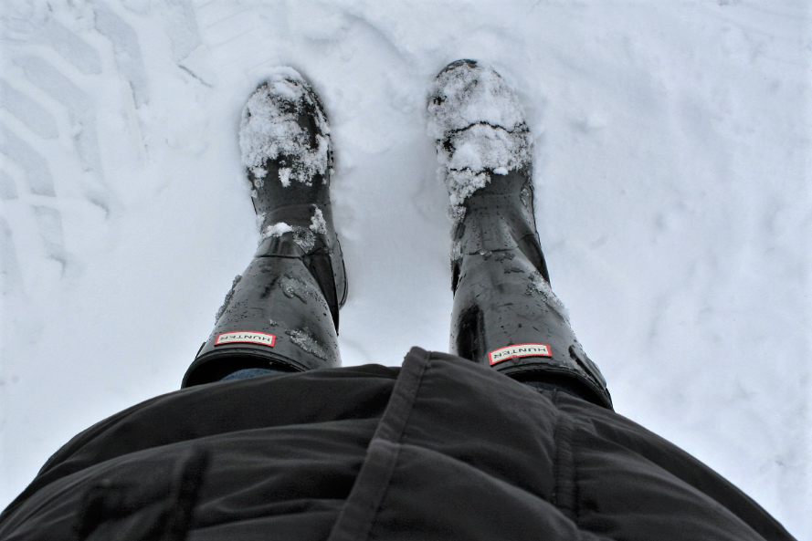В сильный мороз ноги замерзают. Обернуть ноги газетой от Мороза.