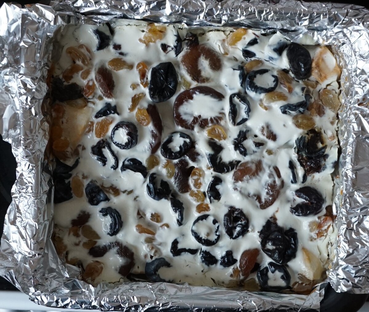 Готовое блюдо и все стадии приготовления

Замочил в кипятке сухофрукты, почистил яблоки, крупно покрошил в форму для запекания, Немного сахарного песка и корицы. Отправил в духовку на 20 мин (170 градусов). Посыпал орехами и сухофруктами, Сметаной закрыл  и еще на 15 мин при 220 градусов. Получилось съедобно. Но в следующий раз чернослив и курагу порежу , а яблоки буду резать чуть мельче. Сметану возьму не 15%, а жирнее. И конечно запах...запах печеной антоновки это просто сказка!