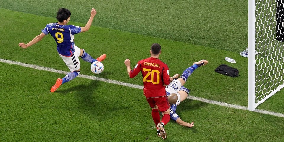 Стратегия ставок на тотал голов в первом тайме
Такая стратегия подразумевает матч, где команды не собираются играть от обороны. Подойдет вторая игра стадии плей-офф, когда одному из коллективов важно отыграть преимущество, поэтому времени на раскачку нет. Если коэффициент на тотал больше одного гола выше 1.50, заключайте пари с таким исходом. Можно рискнуть и поставить на ТБ 1,5 – котировки обычно выше 2.00. Неплохой лайфхак: делайте ставку в лайве. Котировки на тотал в режиме реального времени вырастут, а за 5-10 стартовых минут вы поймете, есть потенциал у команд сделать первый тайм результативным или нет. Заключайте пари только тогда, когда счет 0:0 сохраняется.