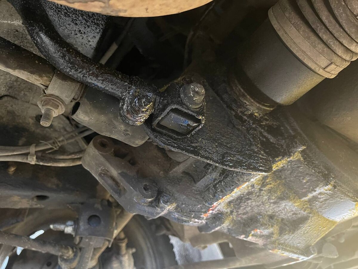 Масляное образование из-под сальника привода
