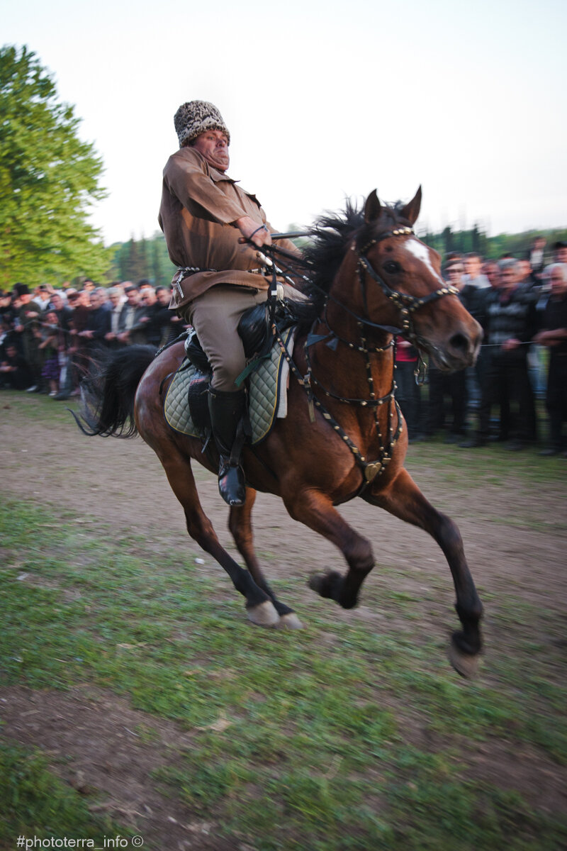 Джигитовка. Конные игры на день Победы в селе Ачандара. Абхазия. Фото: Корчагина Татьяна