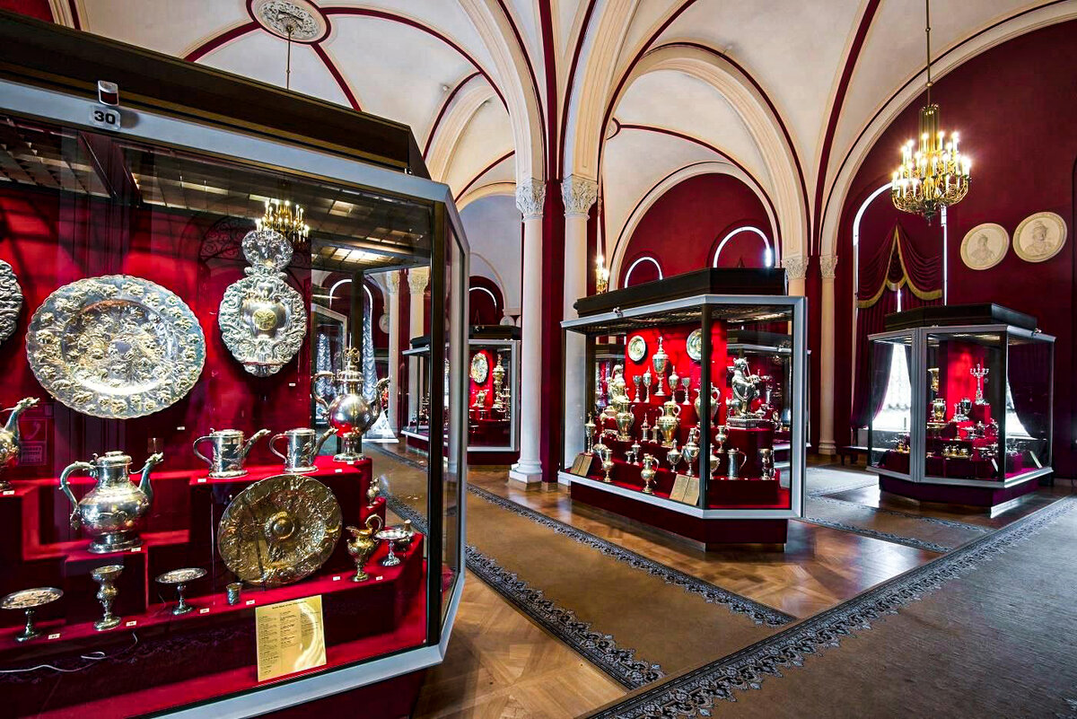 Оружейная палата московского кремля. Посетить музеи кремля. Оружейная палата московского кремля панагии. Музей оружейная палата в москве. Музеи московского кремля алмазный фонд.