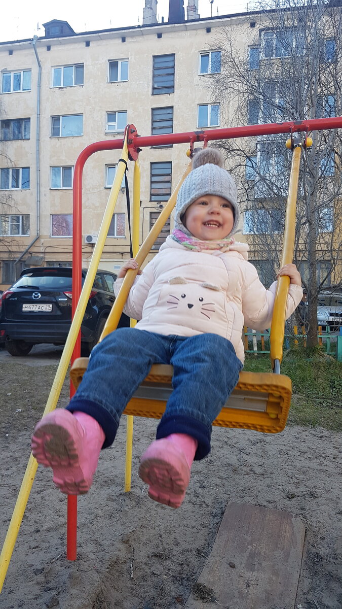 мой ребенок на качелях, пока их не убрали.