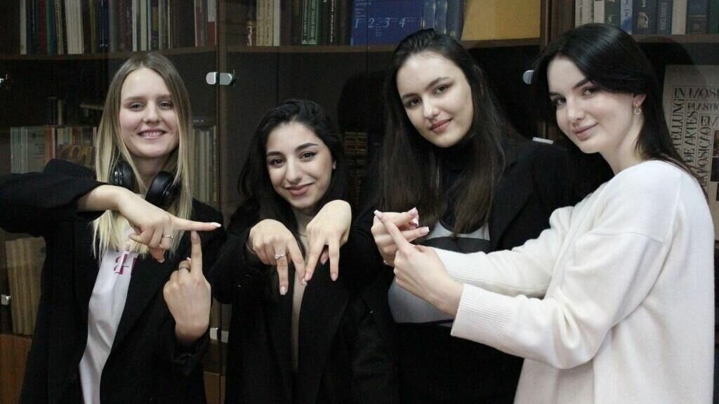     Стало известно, кому досталась победа во втором Всероссийском конкурсе студенческих команд «Лучник Future». Мероприятие проходило с участием 72 команд, которые предложили свои идеи, как могут развивать в современных условиях общественные связи. Своих представителей на конкурс прислали 18 городов.