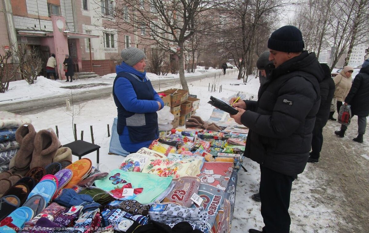 Фото администрации Рязани. На фото: Мартовский рейд на Малом шоссе в Рязани. За торговлю вне установленных мест составлено три протокола об административных правонарушениях. Выдано два предписания о демонтаже самовольно установленных торговых объектов.