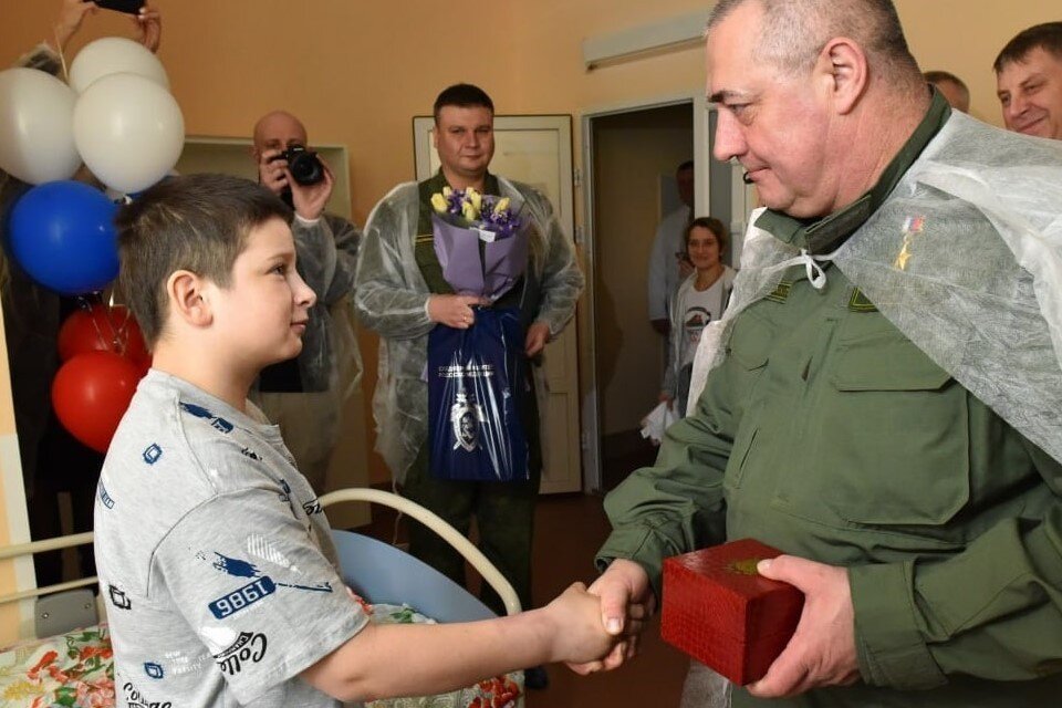     Мальчик Фёдор из Брянской области получил медаль «Доблесть и отвага», фото: Телеграм-канал Александра Богомаза