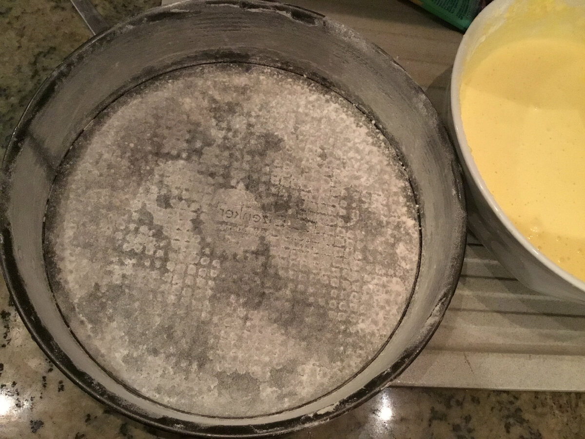 Форму для торта нужно смазать  растительным маслом и посыпать  мукой. Теперь вылить  тесто в форму и поставить  в заранее разогретую духовку. Выпекать при 180 градусах 35-40 минут при нагреве снизу, а при режиме вентиляции то же время, но температура 170 градусов. Я предпочитаю вначале включить подогрев снизу,, а последние 10 минут снижаю температуру и включаю режим вентиляции. 