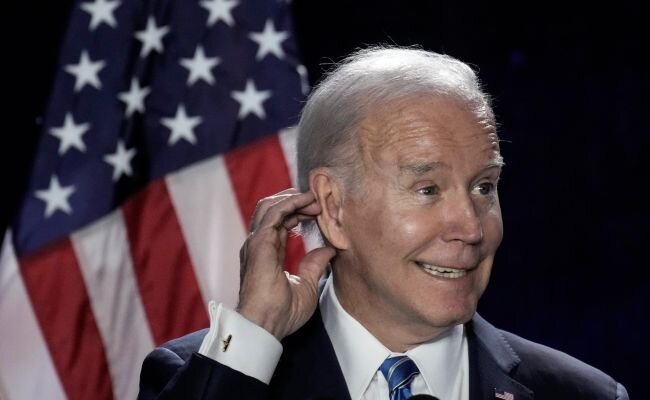 Ну любит теряться Байден на ковровых дорожках...