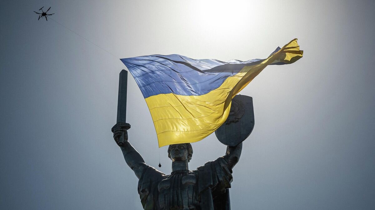    Украинский флаг в небе над монументом "Родина-мать" в Киеве© AFP 2023 / Dimitar Dilkoff