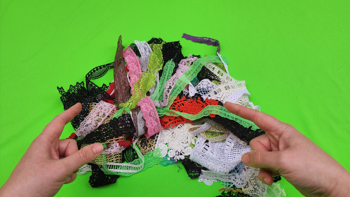 За несколько поездок был набран ящик всякого. Некоторое количество я потратила на вещи для дочери, некоторые кружева использованы для обработки швов на изнанке. Кто со мной давно, те знают мою любовь к красивой изнанке. Накопились и у меня кружевные обрезки.