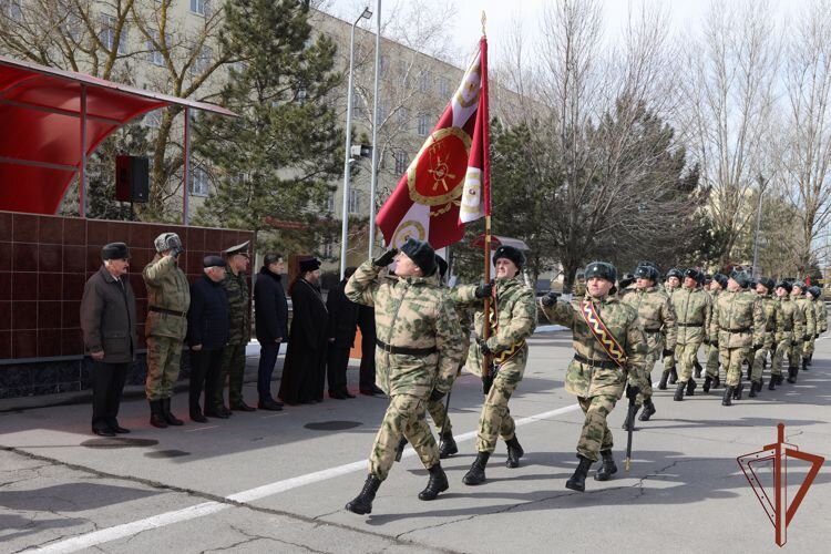 «Боевое знамя – это главная воинская реликвия, которая служит напоминанием о героических традициях и священном долге защиты Отечества. Со знаменем шли в бой, его берегли и спасали. Под боевым стягом веками закалялся поистине мужественный характер нашей великой армии. Сегодня бригада с честью решает все стоящие перед ней служебно-боевые задачи. Выражаю твердую уверенность в том, что личный состав соединения и впредь будет достойно исполнять свой воинский долг», - подчеркнул, обращаясь к участникам и гостям мероприятия, генерал- полковник Игорь Турченюк.  
Командующий Южным округом поблагодарил личный состав за верность боевым традициям, достигнутые результаты в служебно-боевой деятельности и передал командирам бригады, полка оперативного назначения и отдельного Новгородского артиллерийского дивизиона  Грамоты к Боевым знаменам, подписанные Президентом Российской Федерации. 

С памятным событием личный состав поздравил ветеран войск правопорядка Герой России генерал-полковник Михаил Лабунец, который был первым командиром данного соединения. «Страницы истории соединения написаны кровью героев, отдавших свои жизни, защищая Родину. Пять героев Советского Союза и 14 героев России, из них 12 – посмертно, воспитала бригада. Память о них – в наших сердцах, подвигами воинов-новочеркассцев гордится наша страна. Бригада воспитала и плеяду военачальников, вам есть на кого равняться. Высоко несите Боевые знамена и приумножайте боевые традиции нашего славного соединения!» - призвал росгвардейцев генерал-полковник в отставке Михаил Лабунец. 
