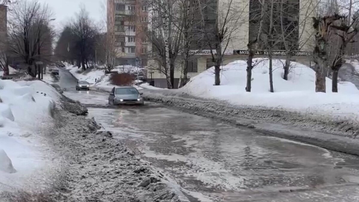     «Ижевск превращается в Венецию», — пишут ижевчане в социальных сетях. Из-за потепления талые воды на дорогах города собираются в бурные потоки, в которых не едут, а плывут автомобили.