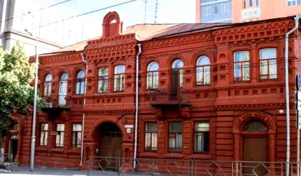 Кирпичный декор полностью покрывает фасад