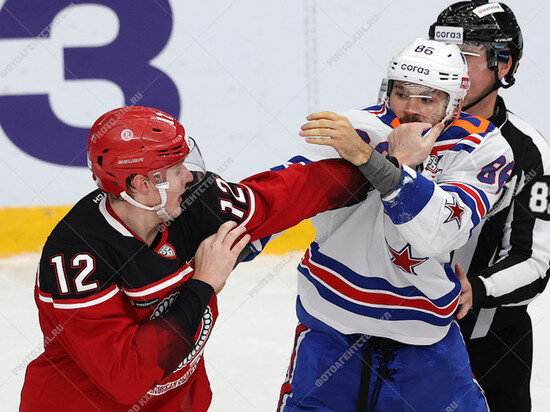    Артем Иванюженков дерется с хоккеистом СКА Кириллом Марченков. Фото: КХЛ