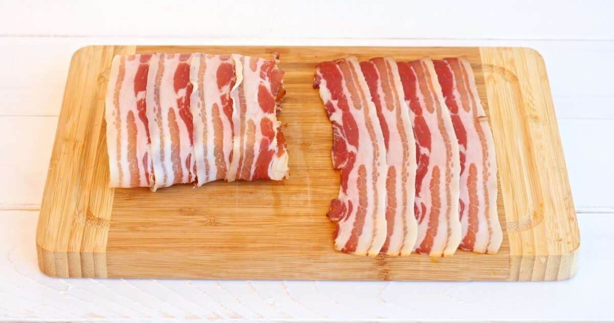 Чернослив, само собой, надо брать без косточек, довольно крупный и мягкий. А бекон варено-копченый, тонко нарезанный – его у нас еще часто называют «Венгерский».