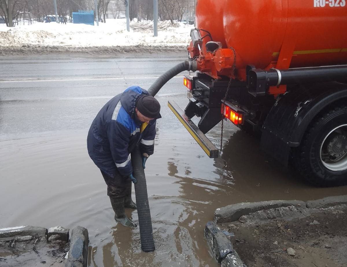    На проблемных участках сейчас работает водооткачивающая техника Арина Полтанова