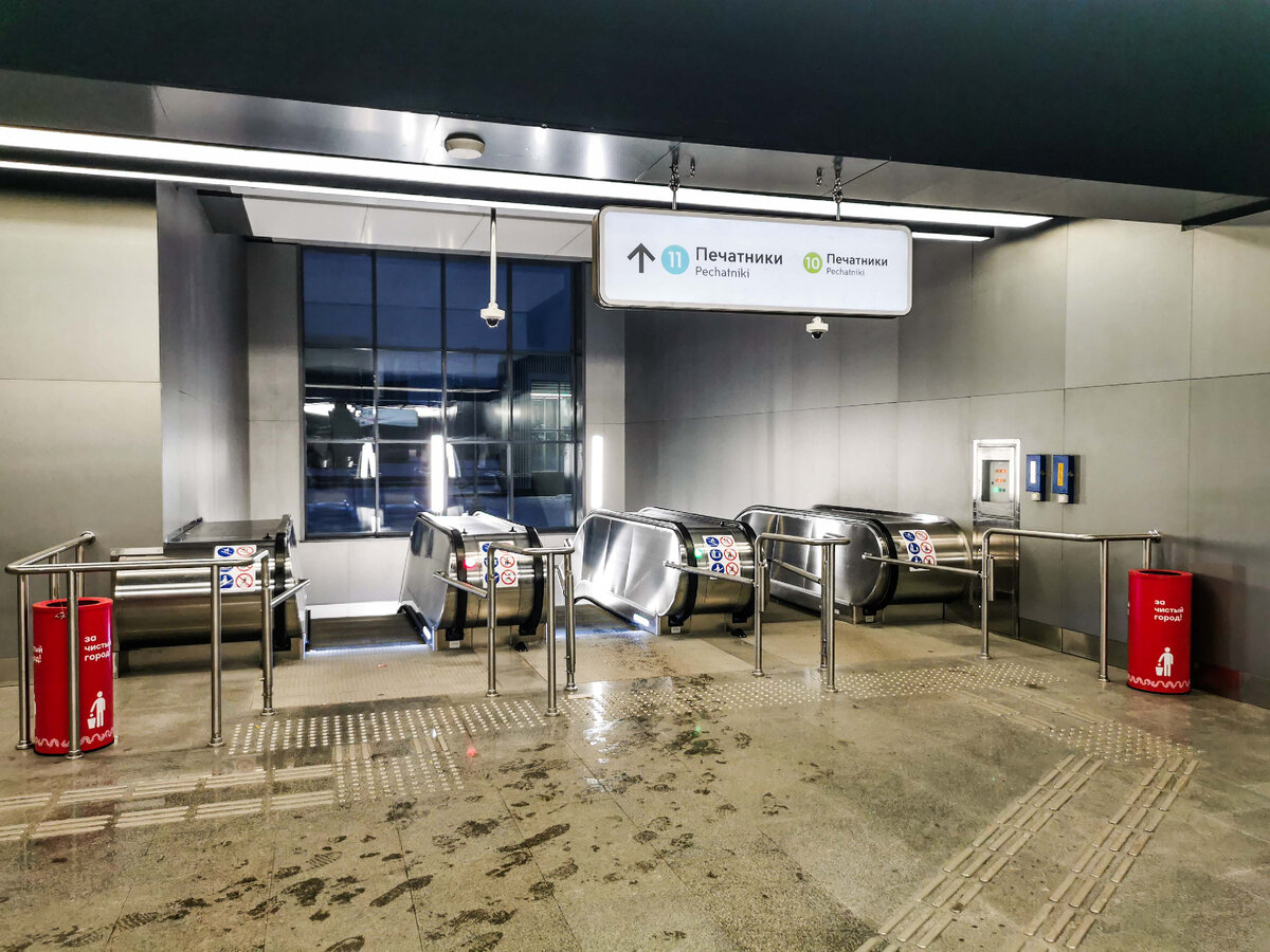 Чтобы попасть со входа на вестибюль станции, нужно сначала  спуститься на эскалаторах. Так, к слову, происходит на многих новых станциях.