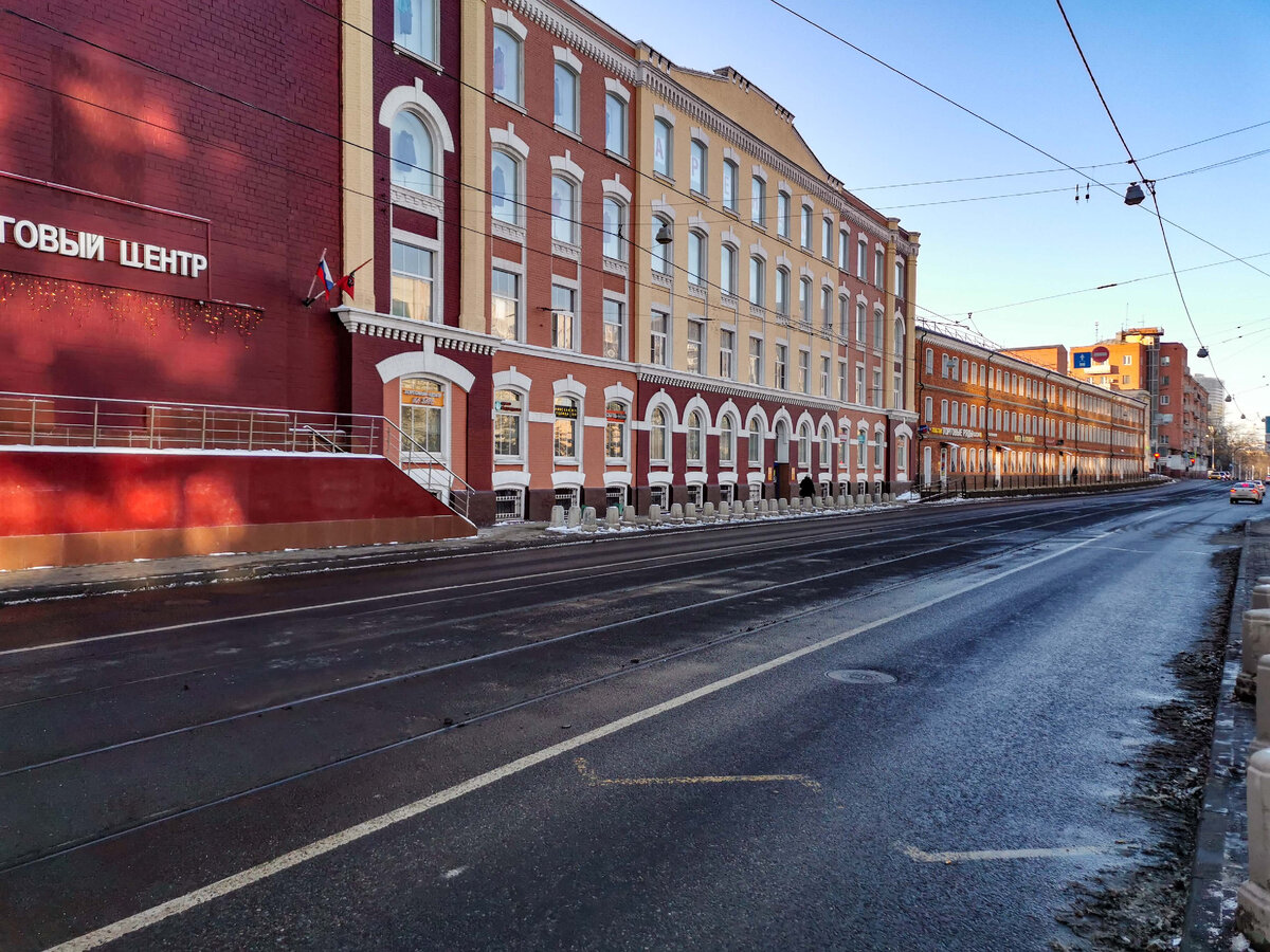 Эти здания формально относятся к улице Малая Семеновская, но фасадом обращены к улице Измайловскому Валу.