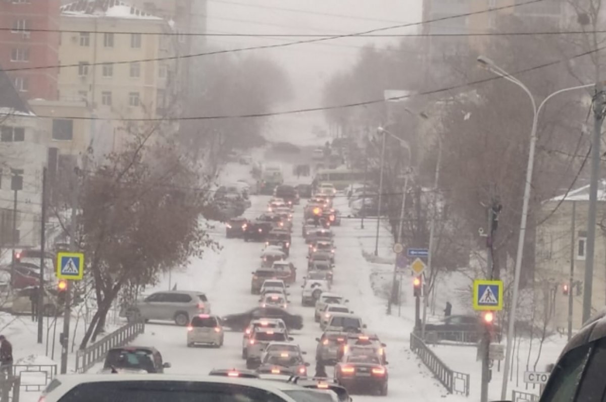    Хабаровск с утра из-за снега сковали многокилометровые пробки