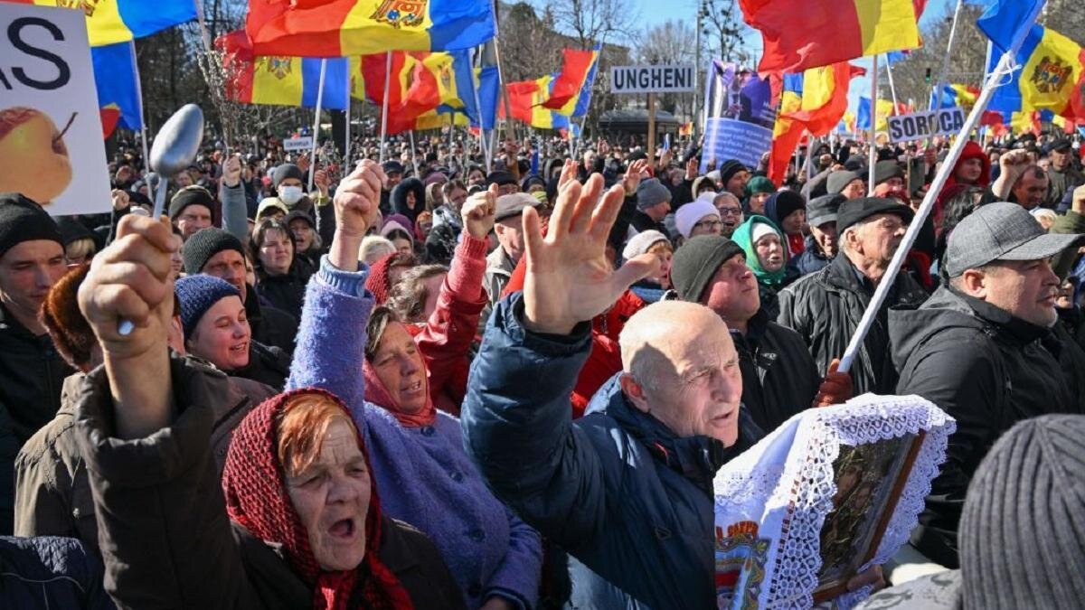    Протестующие с флагами Молдовы на площади:Daniel Mihailescu / AFP / Getty Images