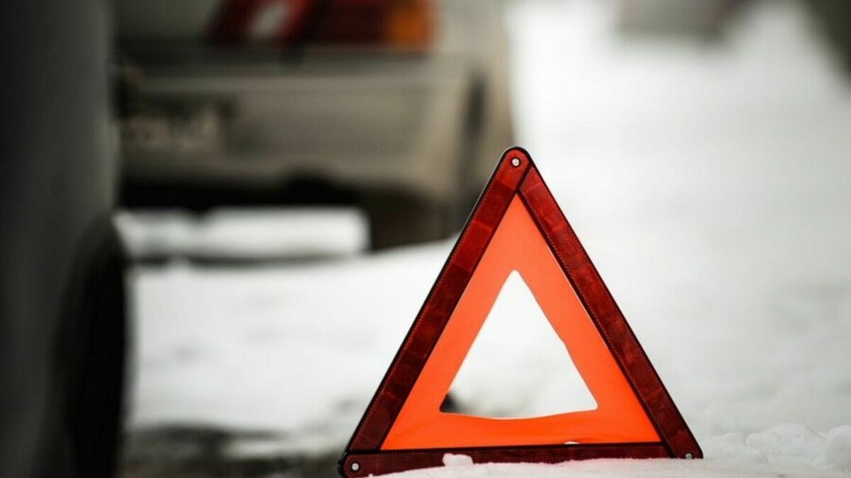     Во Владивостоке сейчас опасно не только ездить по заснеженным трассам, но и оставлять автомобили на дороге. ГИБДД города и мэрия призывают частников не выезжать без особой нужды. Однако и парковаться на обочинах также чревато неприятными последствиями.