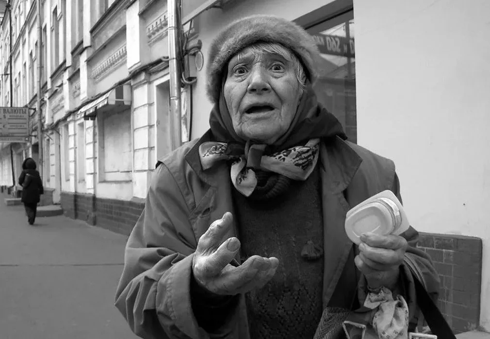 Жалко бабушку. Старушка попрошайка. Бедная старушка. Нищая бабуля. Старушка нищенка.