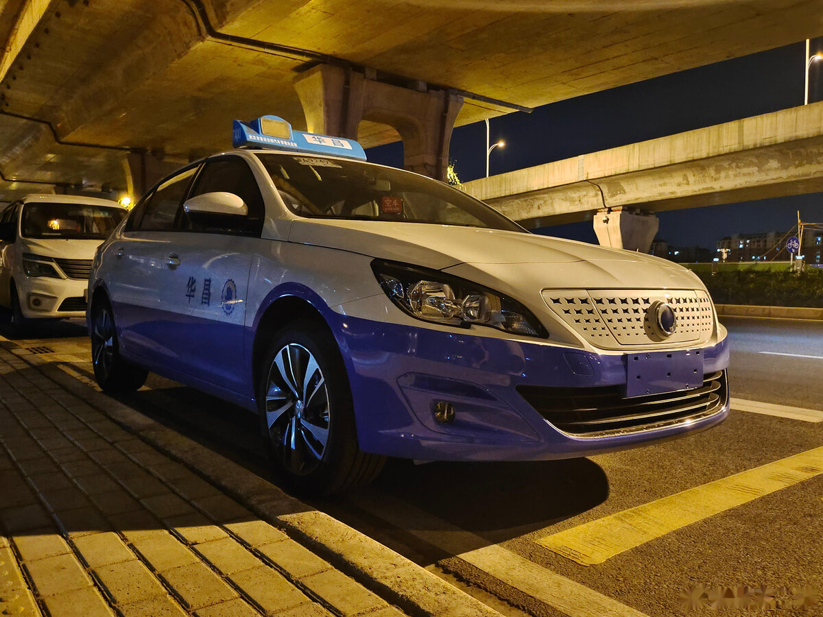 Это было не просто, но мы нашли таксиста знакомого с ES600 и заставили его поделиться своим опытом вождения этого электромобиля. 