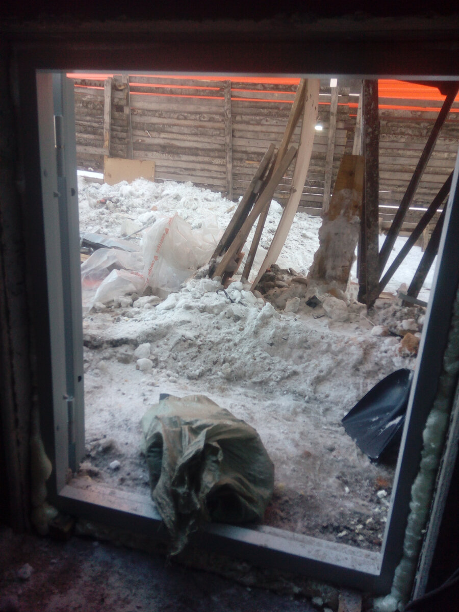 Вид изнутри подвала новостройки многоквартирного дома