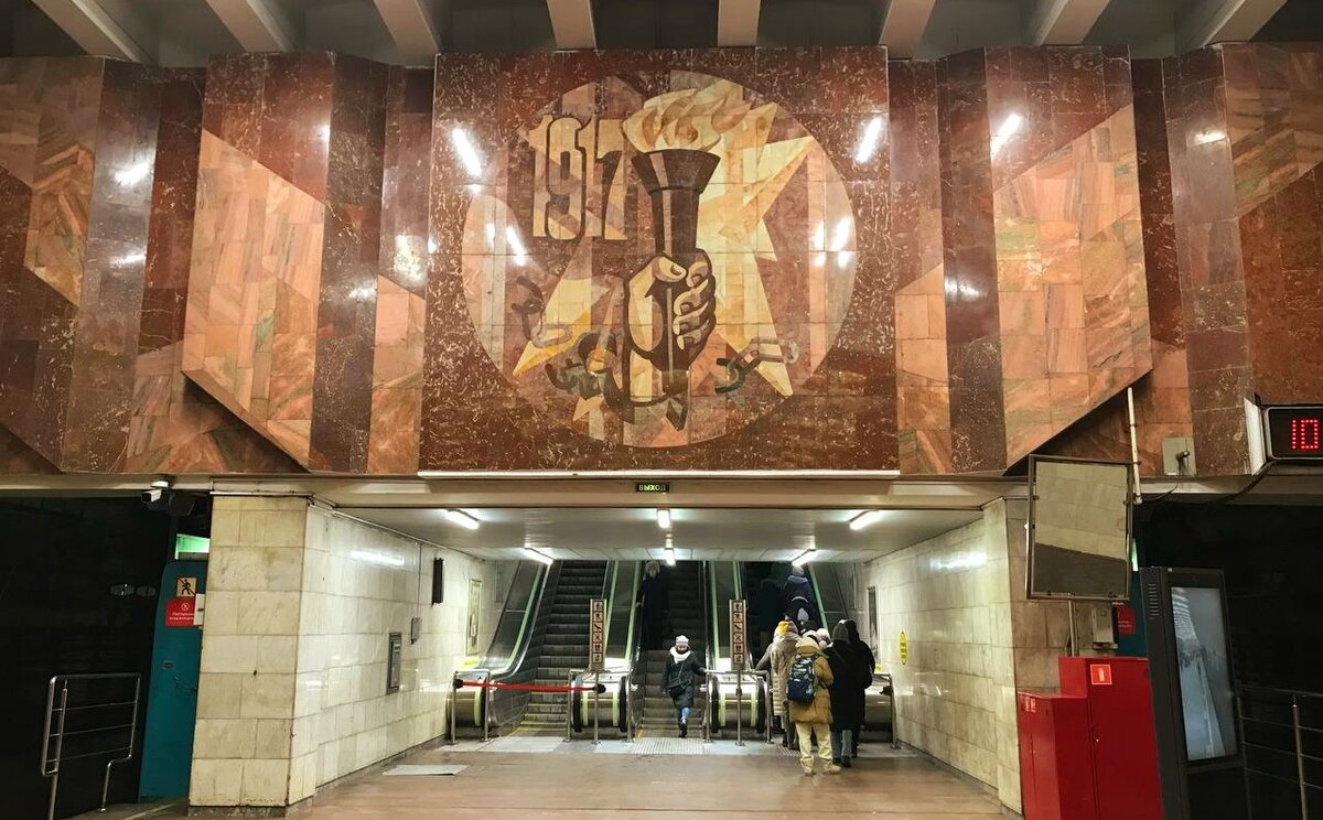 Одна из станций метро города Новосибирска, где был подписан договор на юридические услуги и переданы деньги.