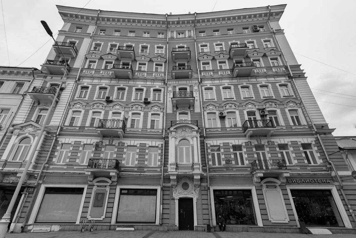 В этом замечательном, словно вогнутом здании на Чистопрудном бульваре библиотека существует с 1907 года. С 1921 года носит имя Ф.М. Достоевского