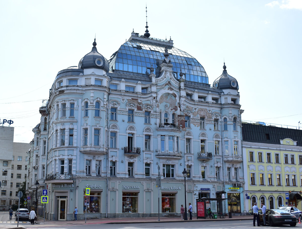Единственная крупная постройка Владимира Петровича в Москве - высотный доходный дом на Большой Никитской улице