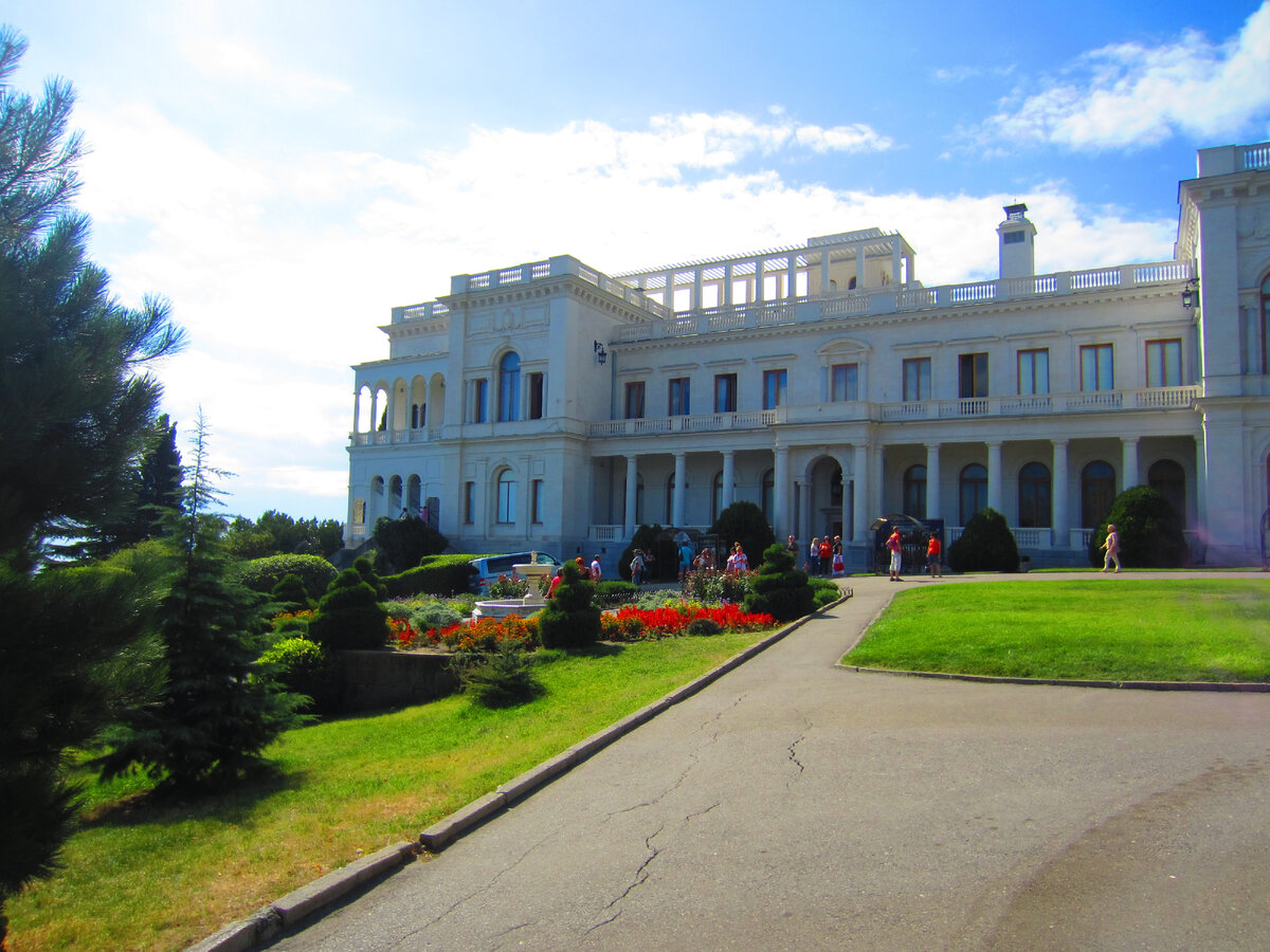 Белокаменный Ливадийский дворец. Фотография автора статьи.